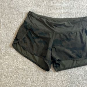 Lululemon Run Speed Up Camo Green shorts 3” inseam Sz 6